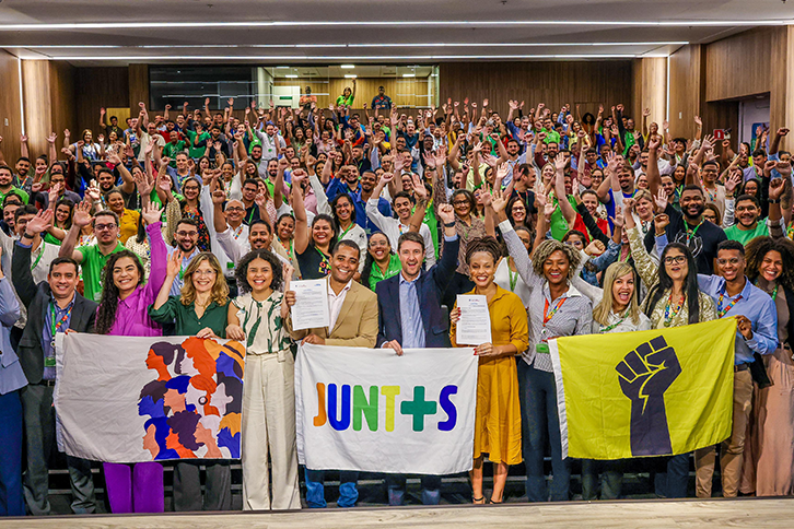 Eduardo Capelastegui, CEO of Neoenergia, together with company employees during the signing ceremony of the UN Global Compact (Neoenergia - Ulisses Dumas)