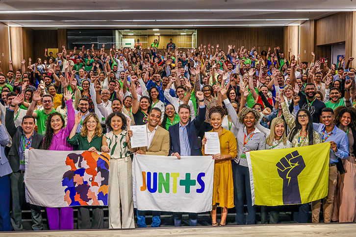 Eduardo Capelastegui, CEO de Neoenergia, junto a empleados de la compañía durante el acto de firma del Pacto Mundial de la ONU (Neoenergia - Ulisses Dumas)