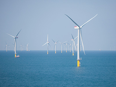 Turbinas eólicas de um parque eólico offshore.