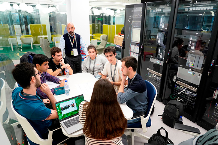 Jovens estudantes no Global Smart Grids Innovation Hub em Bilbao.