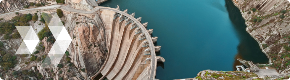 Imagen de una presa hidroeléctrica con el key visual de la Junta General de Accionistas 2024