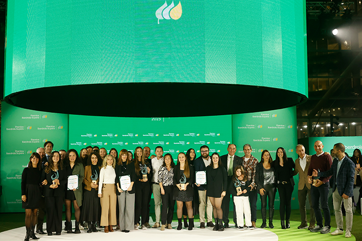 Ignacio Galán junto a los premiados de los Premios Supera