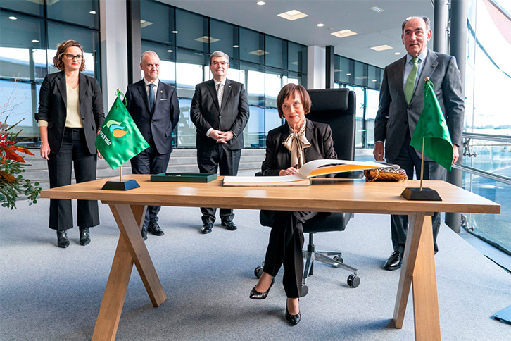 O presidente executivo da Iberdrola, Ignacio Galán, acompanhado pelo Lehendakari, Iñigo Urkullu; a deputada-geral de Bizkaia, Elixabete Etxanobe; o prefeito de Bilbao, Juan Mª Aburto; e a viúva de José Ignacio Berroeta, María José Aurrecoechea.