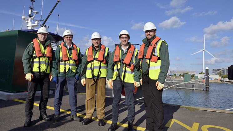 Ignacio Galán e vários trabalhadores de East Anglia ONE no porto de Lowestoft.