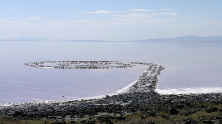 Spiral Jetty, de Robert Smithson, em Utah, EUA.