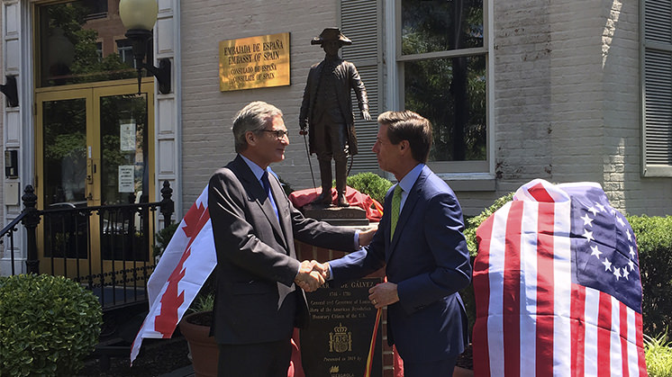 Santiago Cabanas, embaixador espanhol nos EUA. (esq.), e Jim Torgerson, CEO da AVANGRID, filial da Iberdrola nos EUA. (dir.), inauguram a estátua de Bernardo de Gálvez.