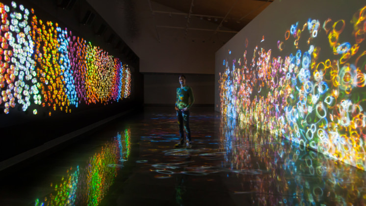 Daniel Canogar en el Museo de la Universidad de Navarra (© Manuel Castells).