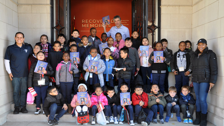 Guillermo Fesser ameniza la visita de los colegiales a la exposición 'Recovered Memories' con su charla 'Conoce a Bernardo de Gálvez'.