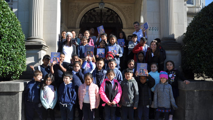 Guillermo Fesser entertains schoolchildren who visit the exhibition 'Recovered Memories' with his talk 'Get to know Bernardo de Gálvez'.