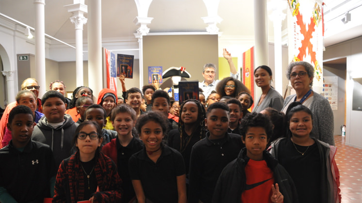 Guillermo Fesser entertains schoolchildren who visit the exhibition 'Recovered Memories' with his talk 'Get to know Bernardo de Gálvez'.