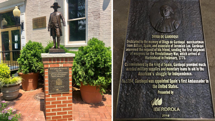 Estátua de Bernardo de Gálvez na embaixada da Espanha em Washington DC (esquerda). Placa comemorativa de Diego de Gardoqui para Marblehead, Massachussets (direita).