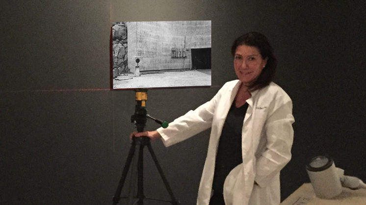 Lola Durán during the preparation of the exhibition La Gran Bóveda de Aldeadávila.