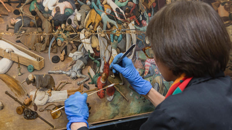 María Antonia López de Asiaín restaurando la obra.