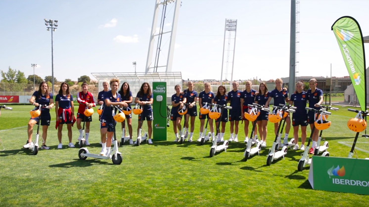 La Selección Femenina de fútbol se sube a la movilidad sostenible.