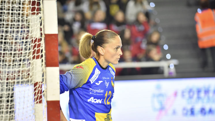 Silvia Navarro defendiendo la portería de la selección española.