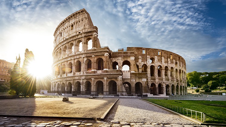 El Coliseo (Italia), un anfiteatro romano construido durante el siglo I d. C.