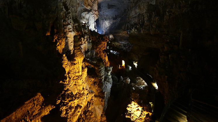 Gruta de Jeita (Líbano), um sistema subterrâneo formado por duas cavernas de pedra calcária.