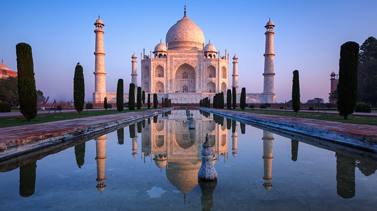 O Taj Mahal (Índia), um extenso mausoléu construído na primeira metade do século XVII.