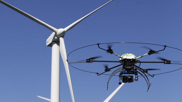 El dron aracnocóptero detecta cualquier incidencia en las palas de los aerogeneradores.