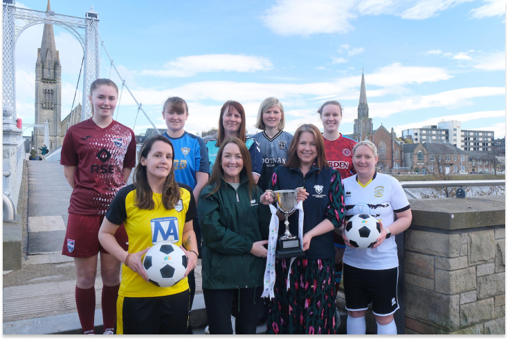Varias jugadoras asistieron a la presentación de la competición en Inverness, acompañadas por la directora de Marca de ScottishPower, Julie Keough, y la directora general del fútbol femenino escocés, Aileen Campbell.
