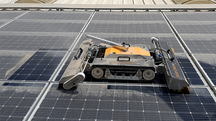 El robot de SolarCleano en funcionamiento.