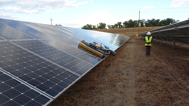 El robot de SolarCleano se maneja a distancia.