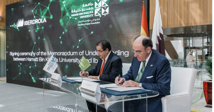Mounir Hamdi, dean of the School of Engineering of Hamad Bin Khalifa University, and Ignacio Galán, Chairman of the Iberdrola Group, during the signing of the collaboration agreement.