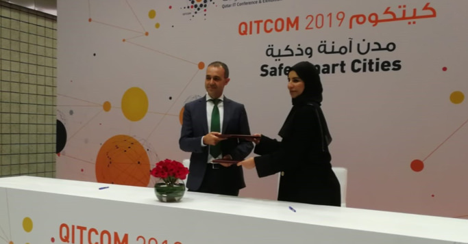Santiago Bañales, Managing Director of Iberdrola Innovation Middle East, and Reem Al Mansoori, from the Qatari Ministry of Transport and Communications.