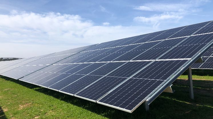 Al contrario de lo que empieza a ocurrir con los parques eólicos, las instalaciones fotovoltaicas todavía tienen bastantes años de operación por delante.