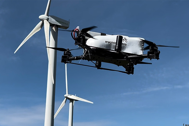 O drone Colibri permite a verificação das pás em um voo automatizado, sem a necessidade de desativar as turbinas eólicas.