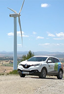 Imagen en la que se ve llegar un coche a un parque eólico.