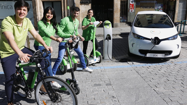 Graças à Iberdrola, os participantes puderam apreciar a exposição de alguns elementos da mobilidade elétrica: bicicletas, patinete smart go monster, easy go, scoot Z5 e confort go, além da presença de dois robôs humanoides.