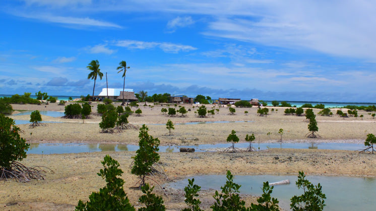 Arredores de Tarawa do Sul, a capital de Kiribati.