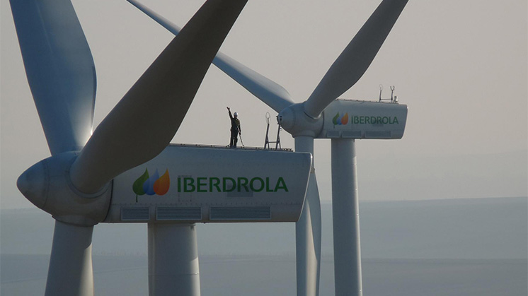 Trabajadores en un aerogenerador