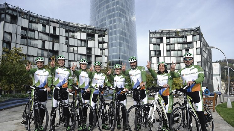 A equipe da Iberdrola no início da viagem, próximo à Torre Iberdrola (Bilbao).