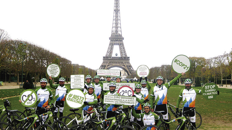 El equipo Iberdrola al inicio del viaje, en las proximidades de la Torre Iberdrola (Bilbao).