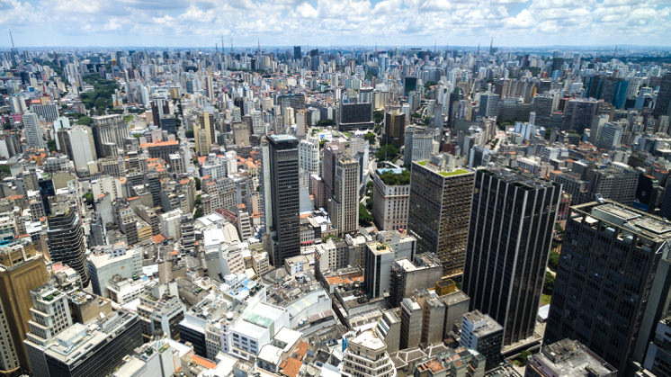 A região metropolitana de São Paulo (Brasil), com 21,7 milhões de habitantes.