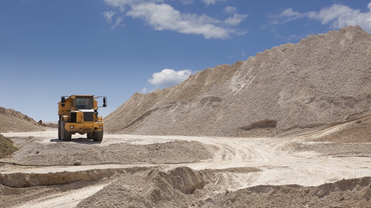 Só a construção civil consome cerca de 25 bilhões de toneladas de areia por ano.