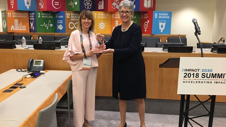 Begoña Barberá, responsável pelos Projetos Sociais da Iberdrola, recebeu o premio na sede da ONU em Nova York, na recém inaugurada Cúpula da IMPACT2030.