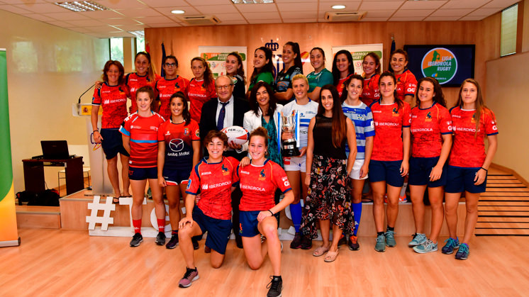 Representantes de los equipos de la Liga Iberdrola de Rugby y la División de Honor Femenina durante la presentación de la nueva Liga.