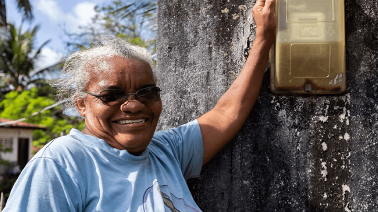 Biquinha, beneficiaria del programa 'Luz para todos' en Brasil.