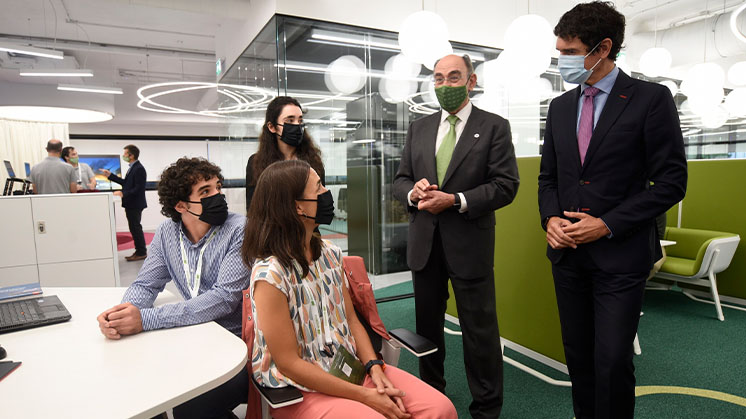O presidente da Iberdrola, Ignacio Galán, e o deputado-geral da Bizkaia, Unai Rementeria, inauguram o Global Smart Grids Innovation Hub.