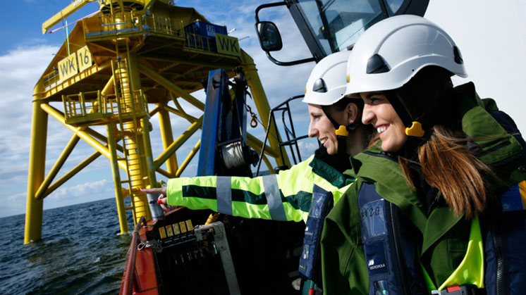 Dos empleadas de Iberdrola en las instalaciones del parque eólico marino de Wikinger.