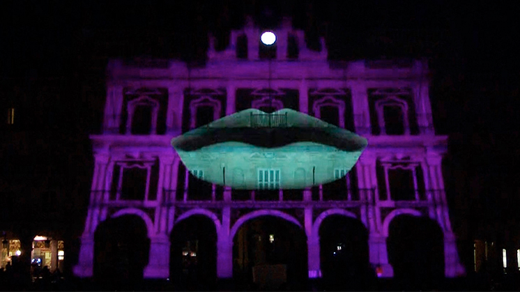 Fachada del ayuntamiento de Salamanca durante el festival Luz y Vanguardias.