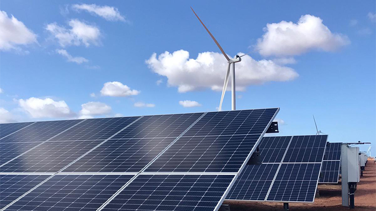 É a primeira instalacao híbrida de tipologia eólica solar da Iberdrola no mundo.