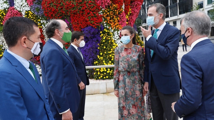 El presidente del grupo Iberdrola, Ignacio Galán, guió a los Reyes de España, Felipe VI y doña Letizia, en una visita al Museo Guggenheim, donde recorrieron la exposición 'Olafur Eliasson. En la vida real', patrocinada por Iberdrola.