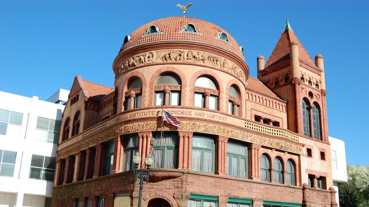 Iluminación exterior del Museo Barnum (EE. UU.).