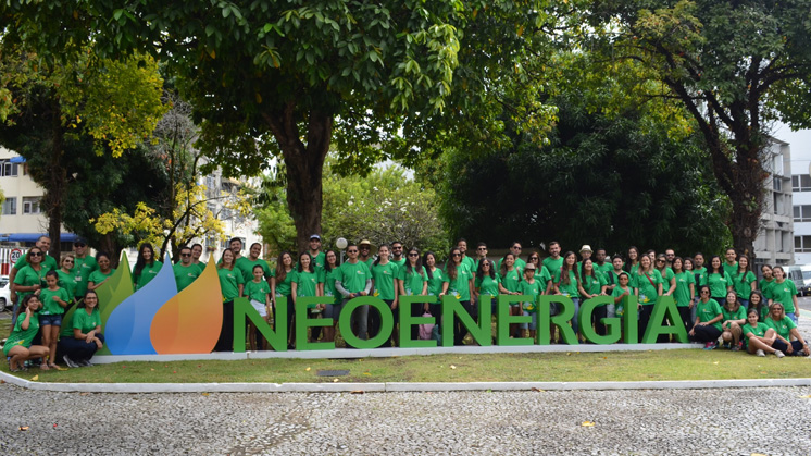 Foto de família com trabalhadores da Neoenergia.