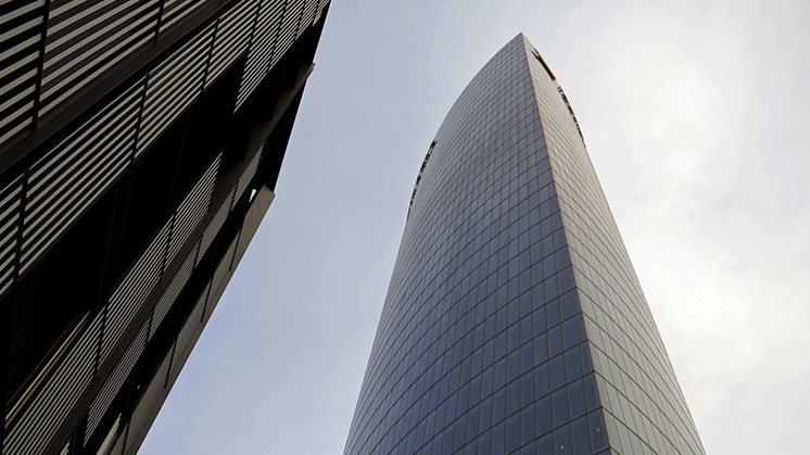The building, designed by the architect César Pelli, is the tallest in the city.