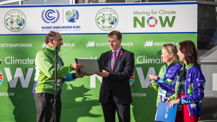 El presidente del grupo Iberdrola, Ignacio Galán, entrego al consejero delegado de la COP26, Peter Hill.